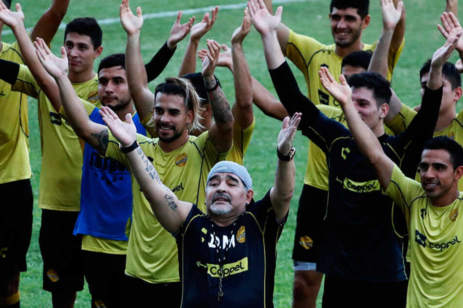 Stimmten den isländischen "Huh"-Gesang an: Diego Armando Maradona (vorne-Mitte) und seine neue Mannschaft