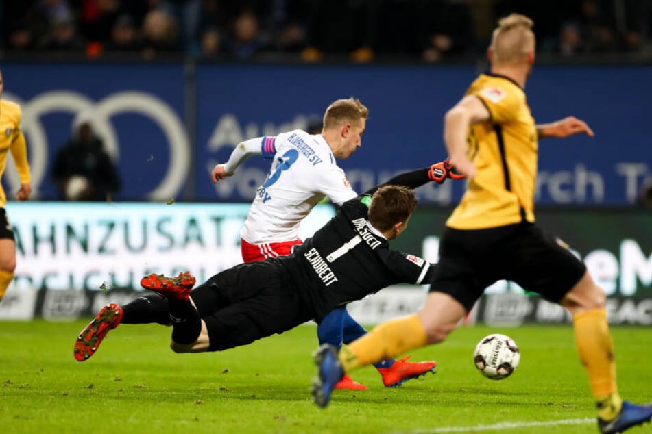 Lewis Holtby schießt den Ball an Dynamos Schlussmann Markus Schubert vorbei ins Tor.
