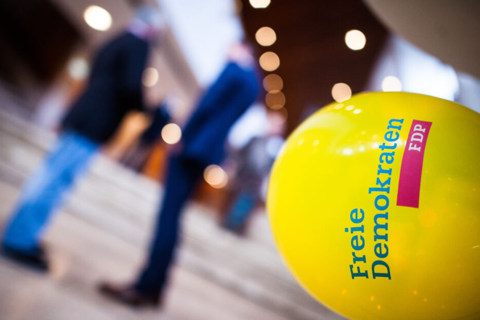 Der Schriftzug "Freie Demokraten FDP" steht auf einem Luftballon geschrieben.