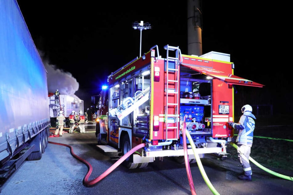 Kameraden rückten mit einem Großaufgebot auf dem A4-Rastplatz an.