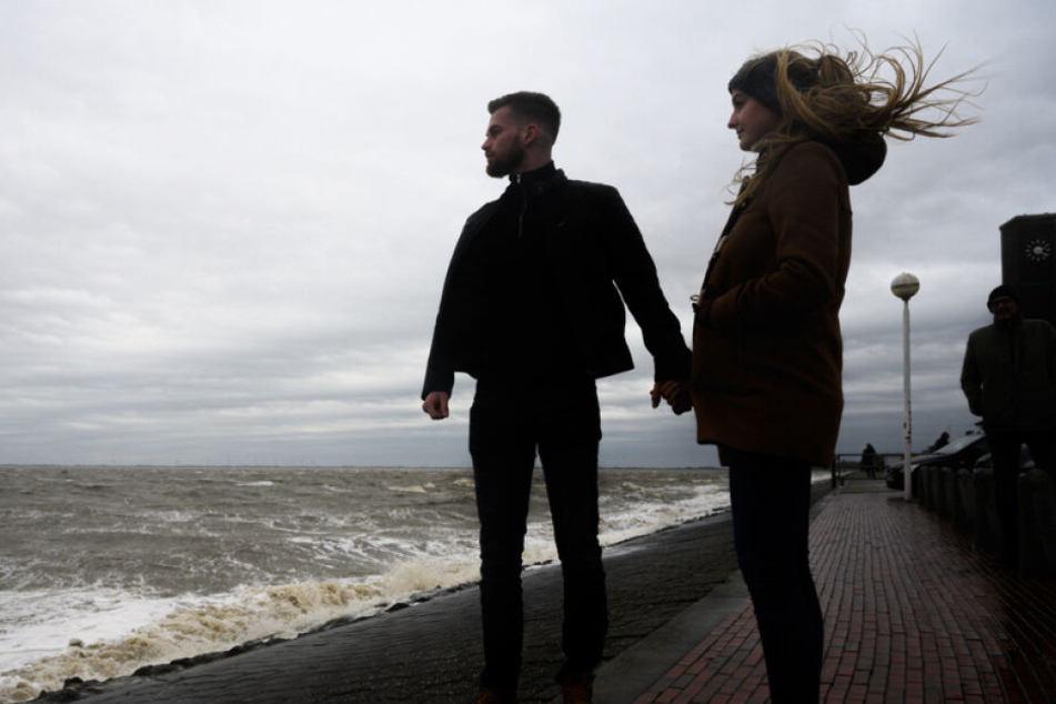 Lena und Erik inmitten des Sturms an der Nordseeküste.