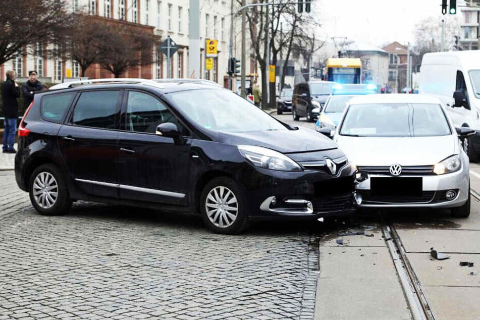 Zu einem Verkehrsunfall ist es am Freitagmittag in der Dresdner Johannstadt gekommen.