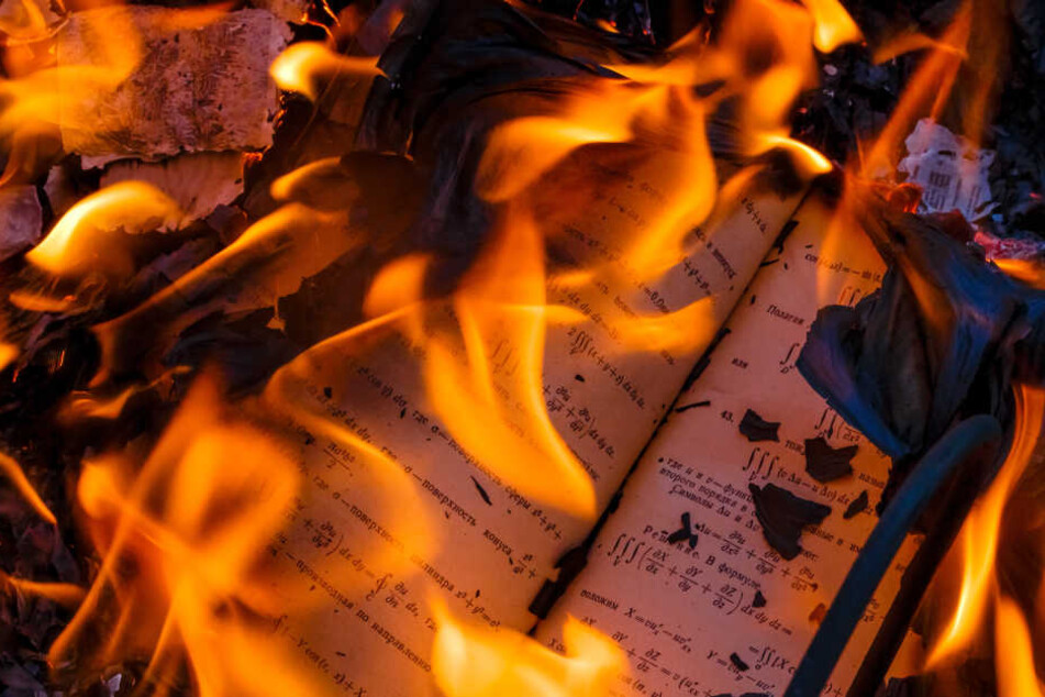 Brennende Bücher sind das zentrale Element des Stücks "Fahrenheit 451".
