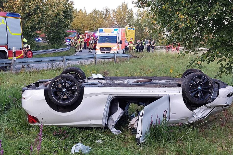 Die Polizei sucht aktuell nach dem Fahrer des weißen BMWs 220d.