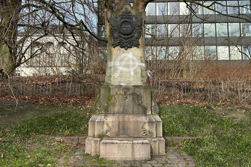 Das Helgoland-Denkmal im Altonaer Balkon wurde vor Kurzem erheblich beschädigt. Die Polizei hofft auf Hinweise.