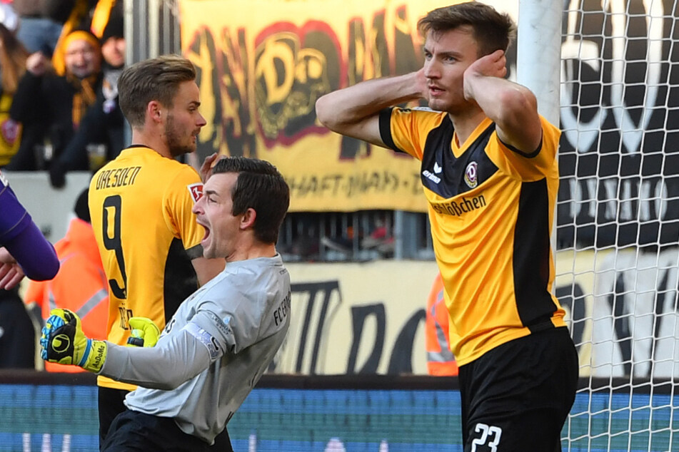 Martin Männel ballt die Fäuste und bejubelt eine gelungene Parade im Sachsenderby 2017.