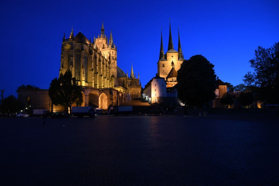 Hier leuchten Dom St. Marien (l) und die Severikirche in Erfurt. In der Earth Hour bleiben sie dunkel.