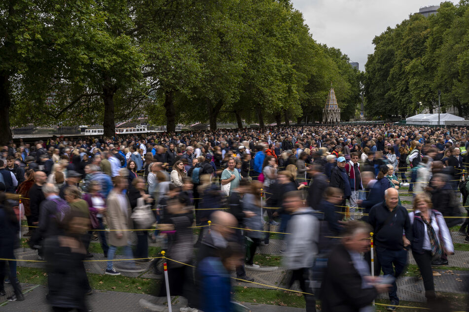 Tausende Menschen warten in einer Schlange, um der verstorbenen Königin Elisabeth II. die letzte Ehre zu erweisen.