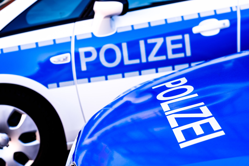 Die Polizei musste eine betrunkene und aggressive Autofahrerin in Köln fesseln und abführen. (Symbolbild)