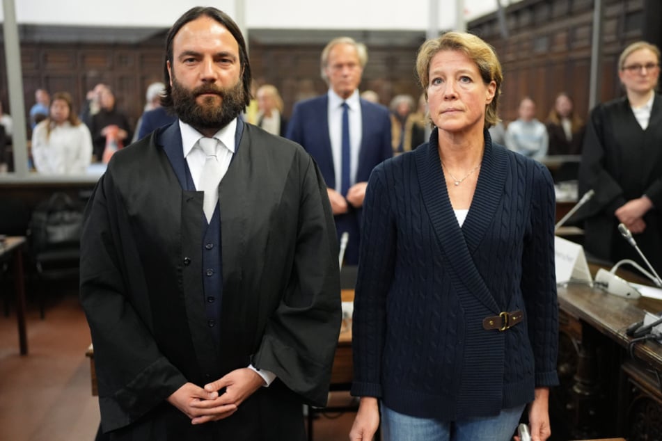 Christina Block (52) neben ihrem Verteidiger Ingo Bott (42). Der Steakhouse-Erbin wird die Entführung ihrer Kinder vorgeworfen.