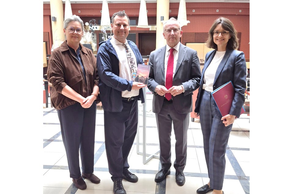 Freuen sich über die Übersetzung (v.l.): Kraszewski-Museumschefin Joanna Magacz, Autor Christoph Münch sowie die Vertreter der Republik Polen Jan Tombiński und Magdalena Erdman.