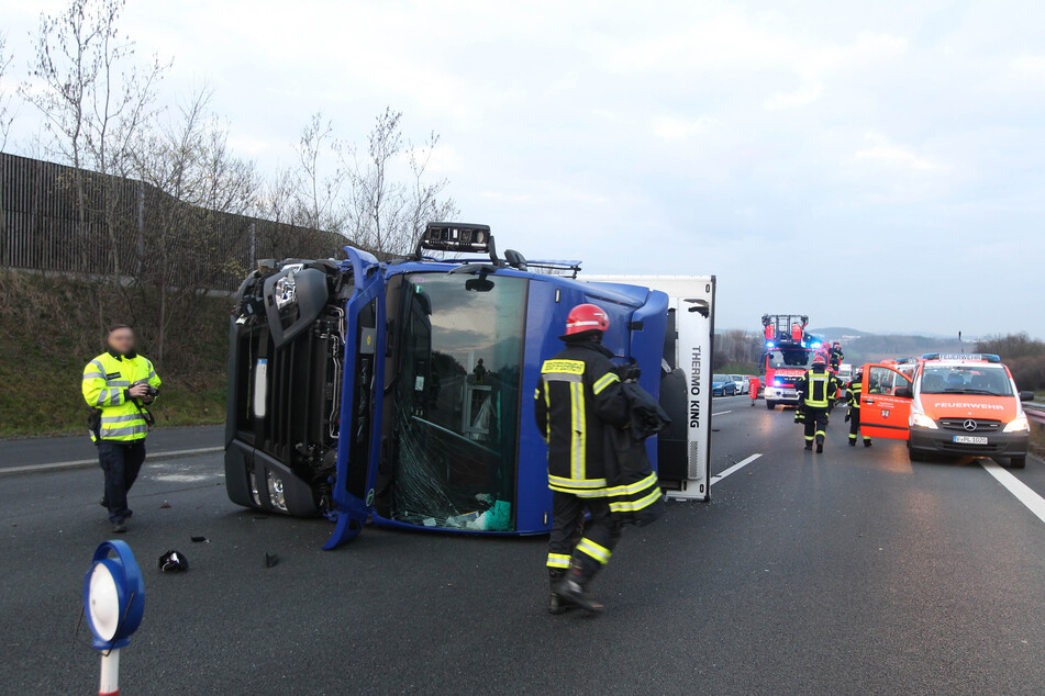 Auf der A72 zwischen Plauen Ost und Treuen kippte am Donnerstagmorgen ein Lkw um.