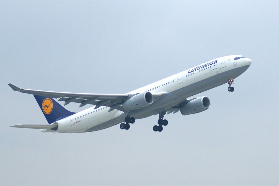 Der Airbus A330-343 der Lufthansa musste kurz vor dem geplanten Stopp in Abuja (Nigeria) wieder umdrehen, legte schließlich einen Zwischenstopp in Rom ein. (Symbolfoto)