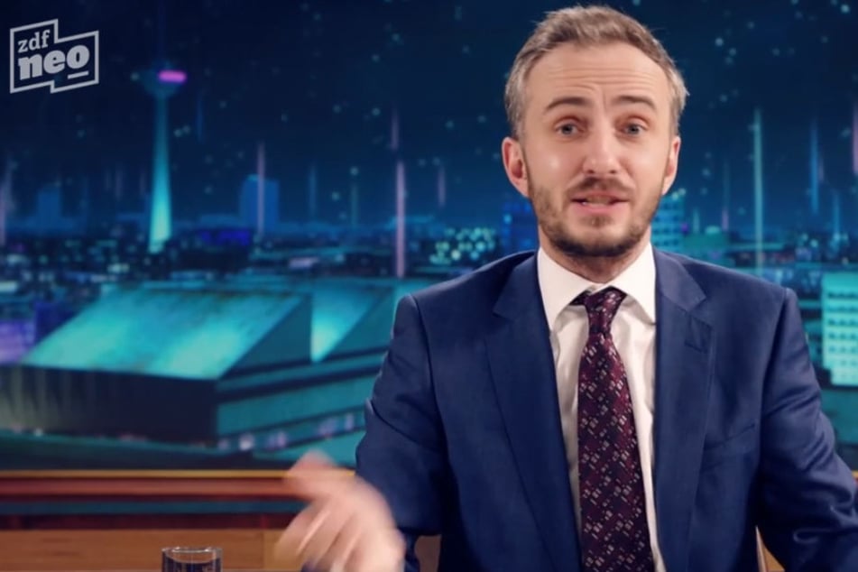 Jan Böhmermann (37) an seinem kleinen Show-Tisch in Köln Ehrenfeld.