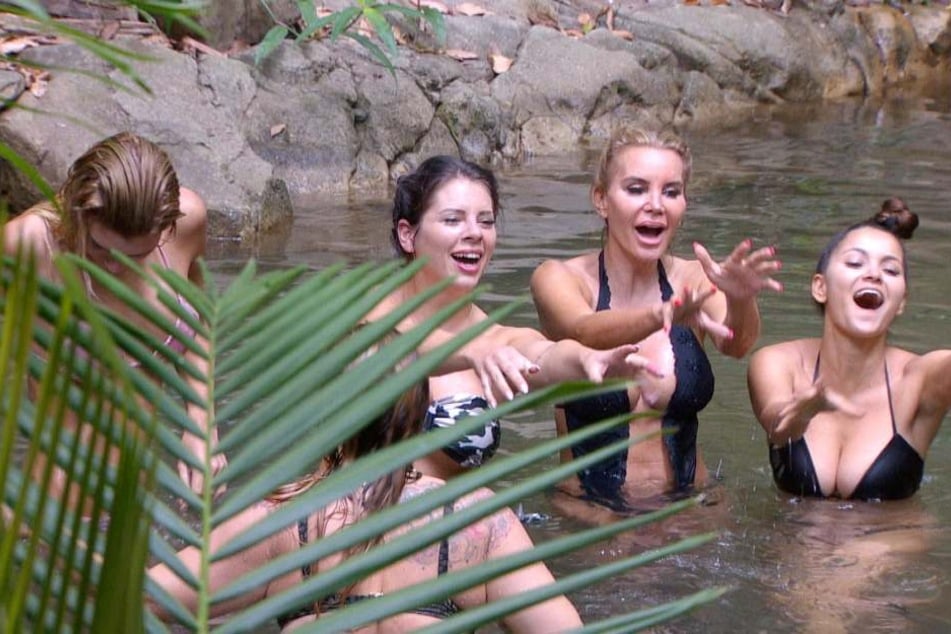 Sieht aus wie Urlaub...Giuliana, Jenny, Tatjana und Kattia genießen das kühle Nass.