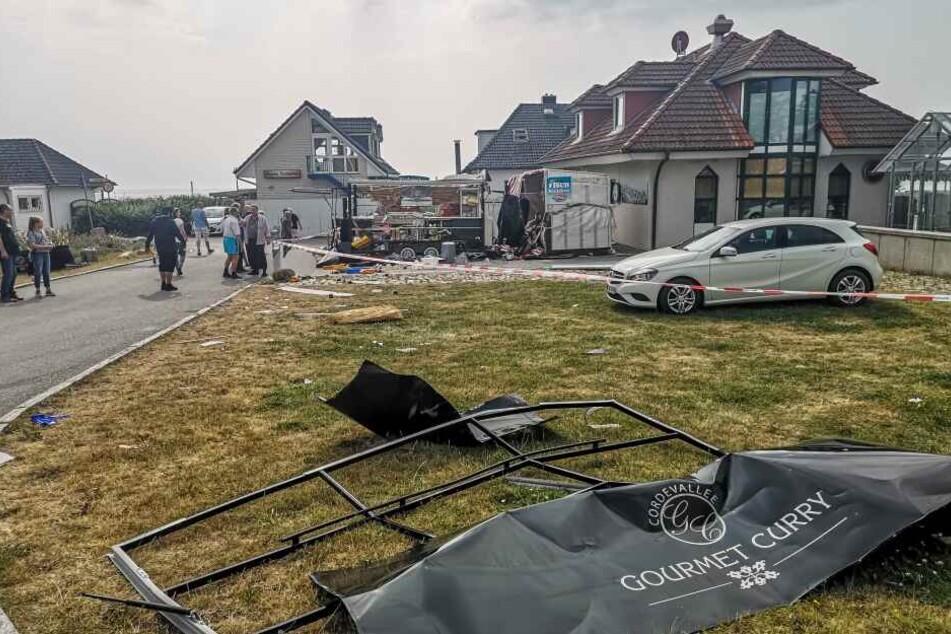 Ein Schild des Streetfood-Wagens flog meterweit durch die Luft.