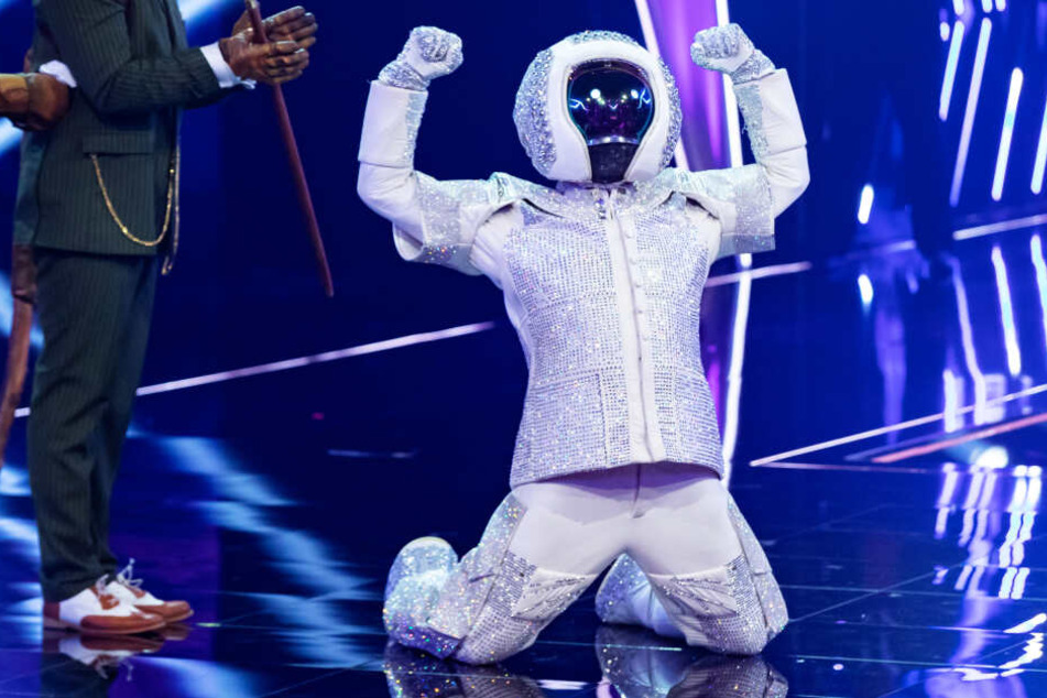Als Astronaut verkleidet jubelt Max Mutzke, der Gewinner der ProSieben-TV-Show "The Masked Singer", auf der Bühne.