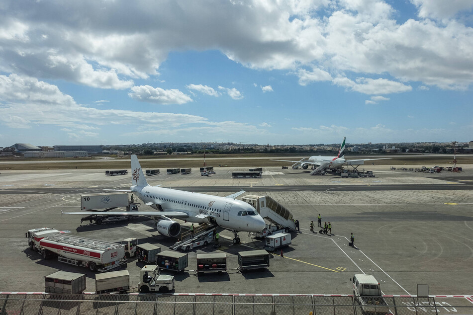 Der Flughafen von Malta musste eine halbe Stunde lang gesperrt werden, bis das Flugzeug sicher am Terminal ankam. (Symbolbild)