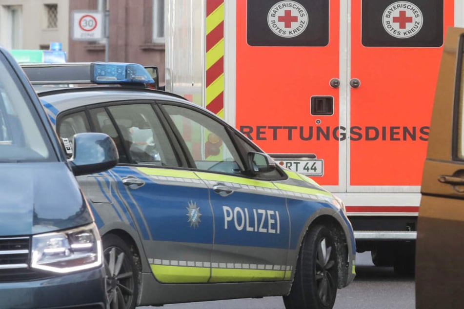 Die Polizei musste eingreifen, Rettungskräfte die Verletzten versorgen. (Symbolbild)