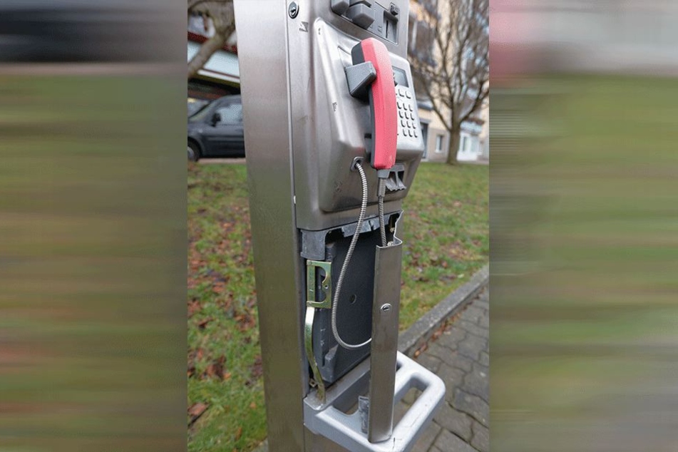 Die Telefonsäule ist demoliert. Weil die Täter zu laut waren, wurden sie geschnappt.