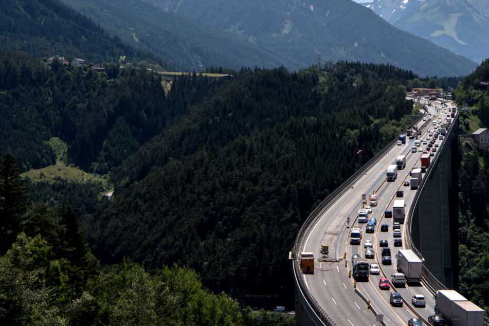Autos und Lkw fahren zwischen Patsch und Schönberg am Brenner (Autobahn A13) über die Europabrücke.