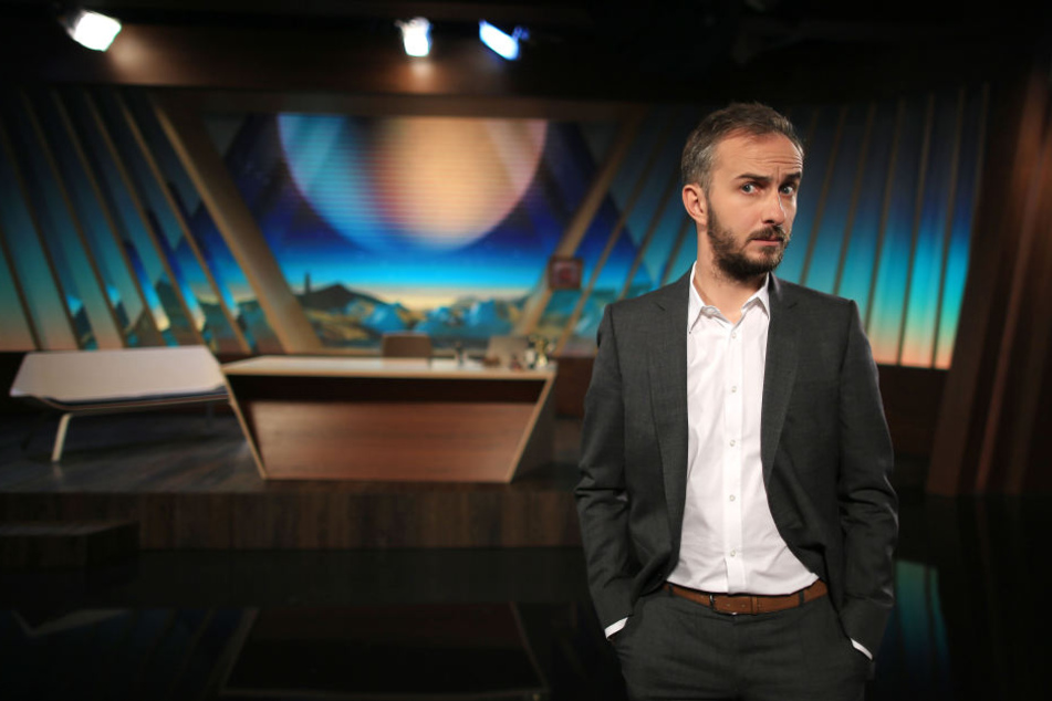 Jan Böhmermann und das "Rundfunk Tanzorchester Ehrenfeld" touren Anfang 2019 durch die "13 besten Städte Deutschlands, Österreichs und der Schweiz". Mit dabei: Ein Zwischenstopp in Leipzig.