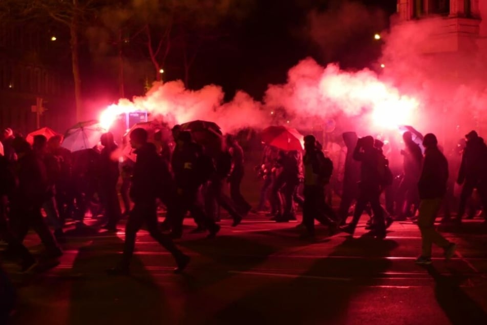 Gegen 18.30 Uhr erreichte der Demozug mit weit mehr als 500 Teilnehmern die Karl-Liebknecht-Straße.