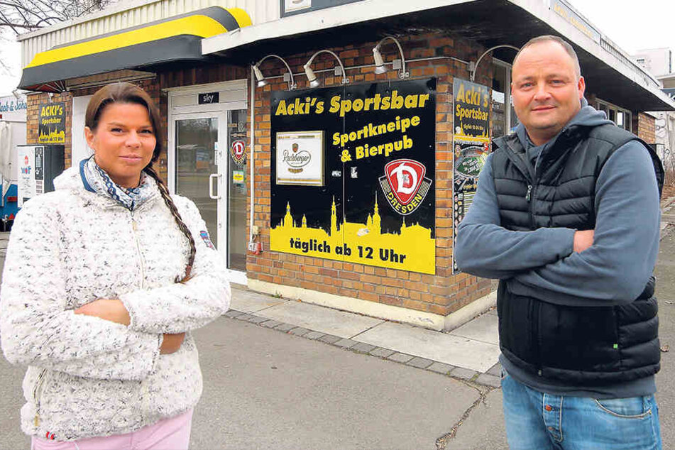 



„Wir bleiben hier“: René „Acki“ Ackermann (43) und seine Frau Susanne (37) 
wollen am angestammten Platz bleiben - ob in ihrem Flachbau oder in einem neuen 
Gebäude. 