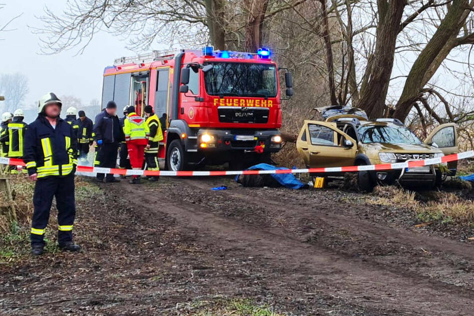 Kurioser Unfall endet tödlich: Zwei Männer landen mit Dacia in Wassergraben