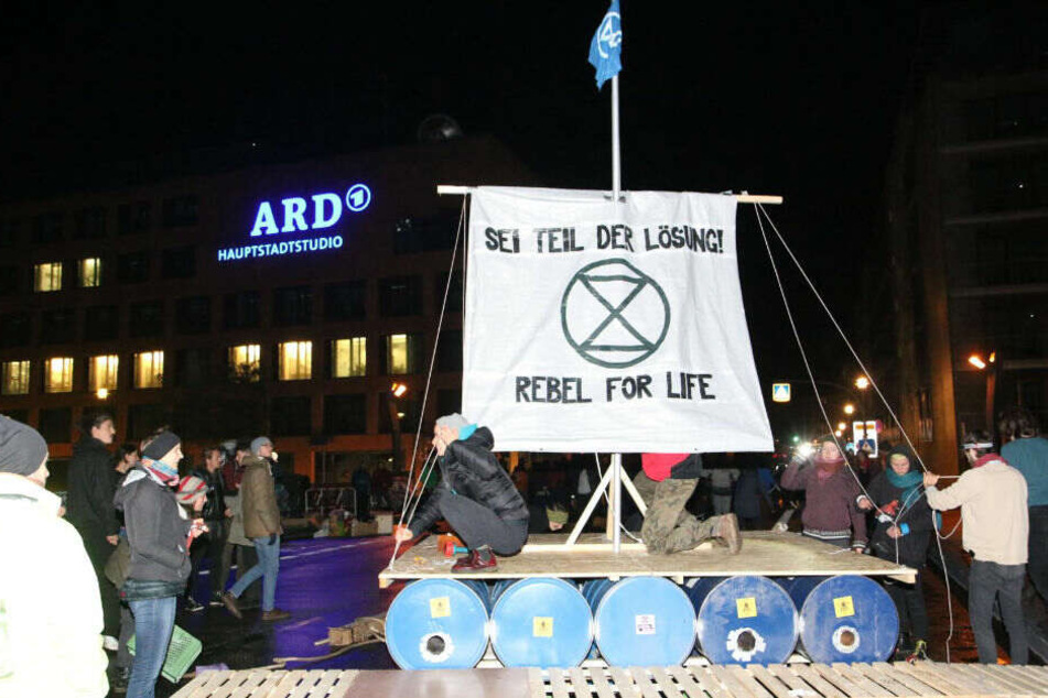 Anhänger von Extinction Rebellion protestieren direkt vor dem ARD-Hauptstadtstudio.