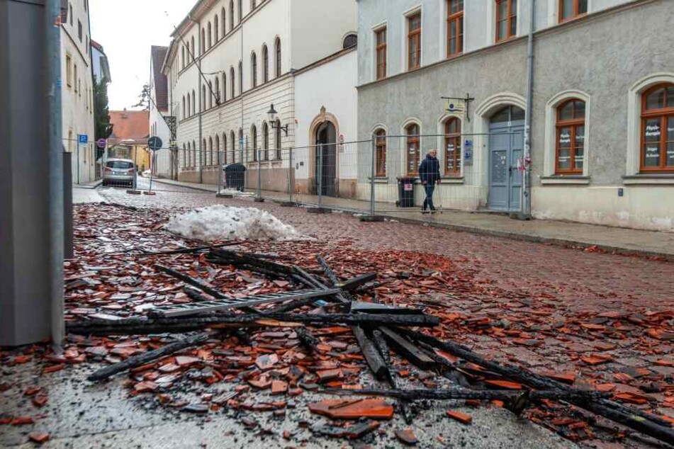 Bei dem Brand fielen auch Trümmerteile auf die Straße.