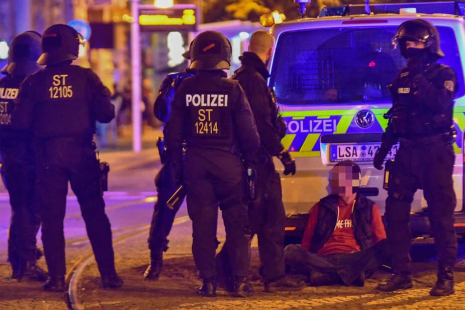 Auf dem Hasselbachplatz in Magdeburg ist es in der Nacht zu Freitag wieder zu Ausschreitungen gekommen. Dabei wurde ein Verdächtiger festgenommen.