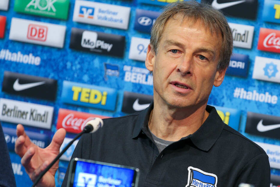 Jürgen Klinsmann spricht auf der Pressekonferenz vor dem Spiel gegen Borussia Dortmund.