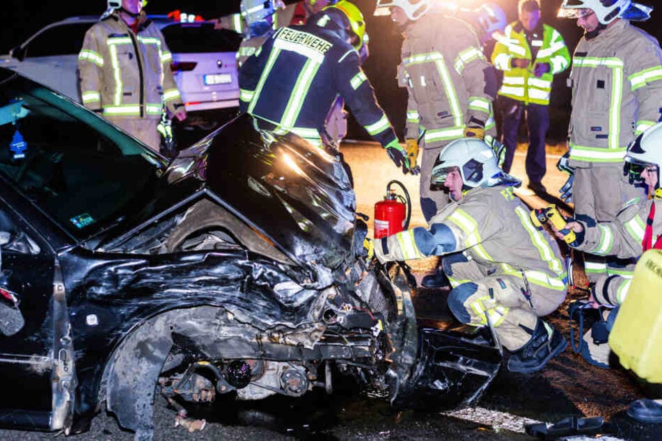 Die Feuerwehrleute begutachteten die Unfallfahrzeuge ganz genau.