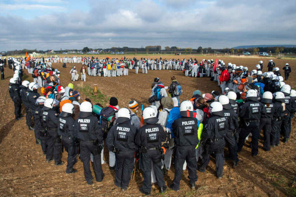 Die Polizei umzingelte einige Aktivisten, die in einen Tagebau rennen wollten.