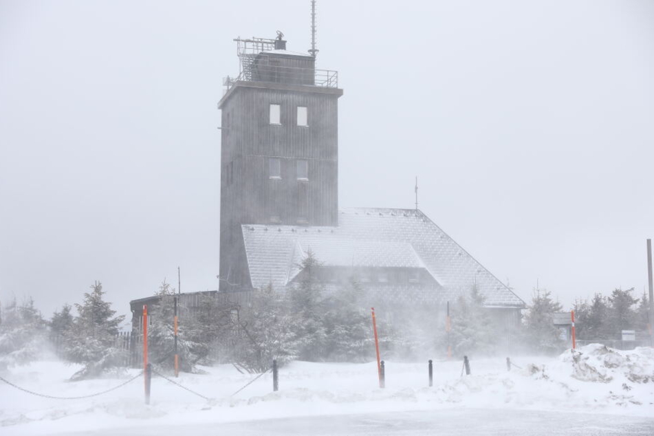 Auf dem Fichtelberg brachte ein Schneesturm Neuschnee.