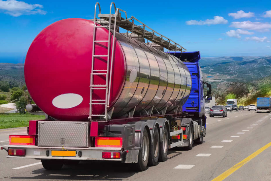 Ein Milchlaster kippte auf der Autobahn um. (Symbolbild)