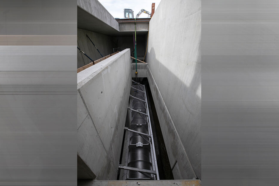 Ein Blick von oben in den Stauraum. Bei Starkregen wird das Wasser durch das Stahlsieb nach links in einen Kanal Richtung Elbe gedrückt.