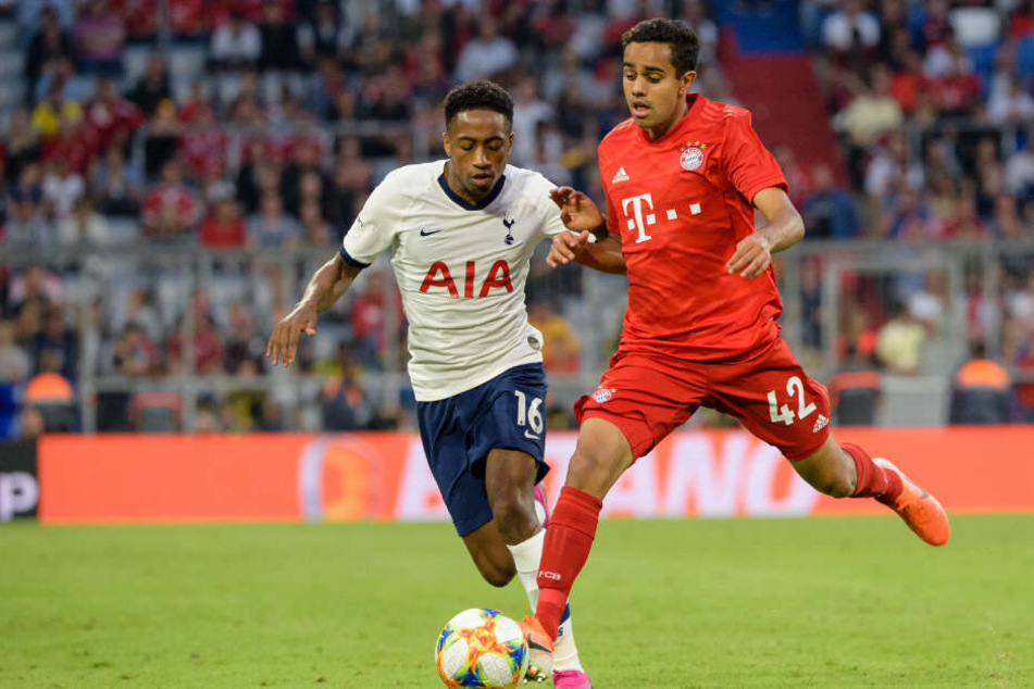 Kyle Walker-Peters von Tottenham (l) und Singh Sapreet vom FC Bayern München im Zweikampf um den Ball.
