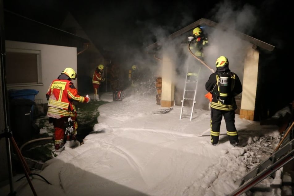 Die Garage stand in Flammen.