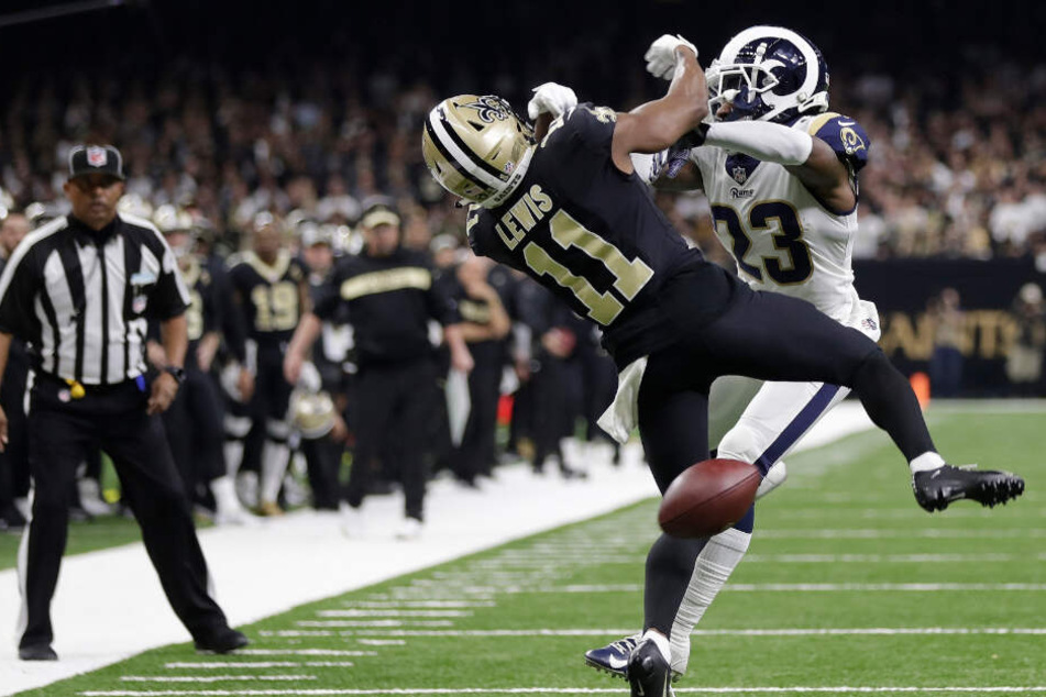 Halbfinale: Rams-Verteidiger Nickell Robey-Coleman (r) rammt Saints-Receiver Tommylee Lewis kurz vor Spielende und reisst ihn zu Boden.