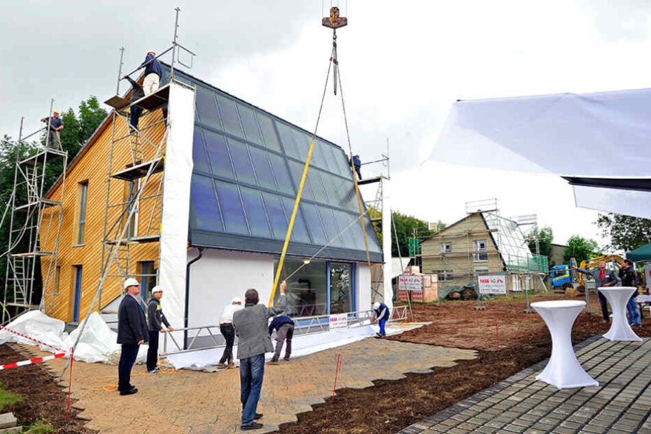 Ein Energiesparhaus in Rabenstein: Es soll seinen Bedarf an Energie mittels
Solarzellen selbst decken.