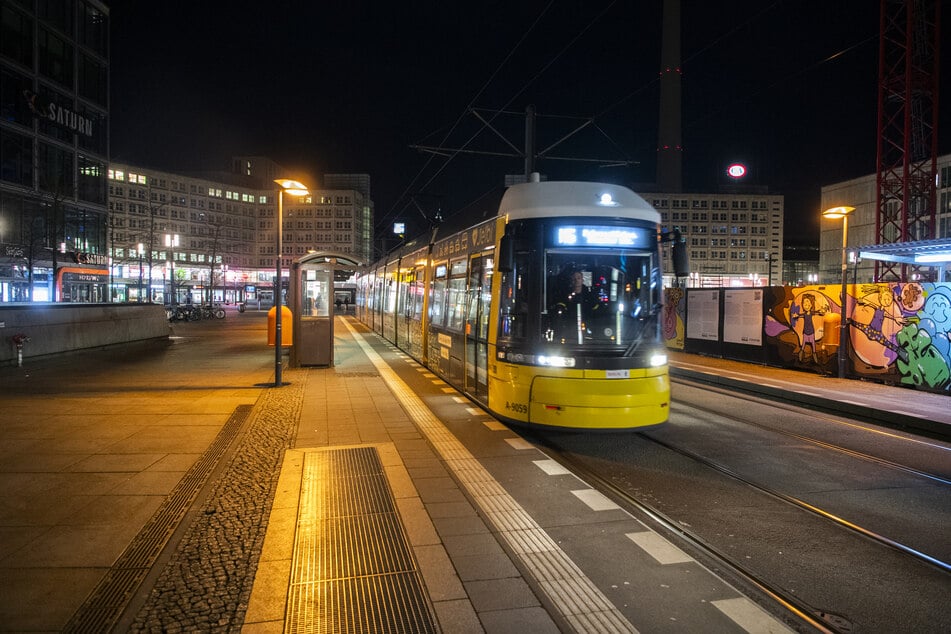 Nach dem Warnstreik am Montag sind die Busse und Bahnen der BVG wieder im Einsatz. (Archivbild)