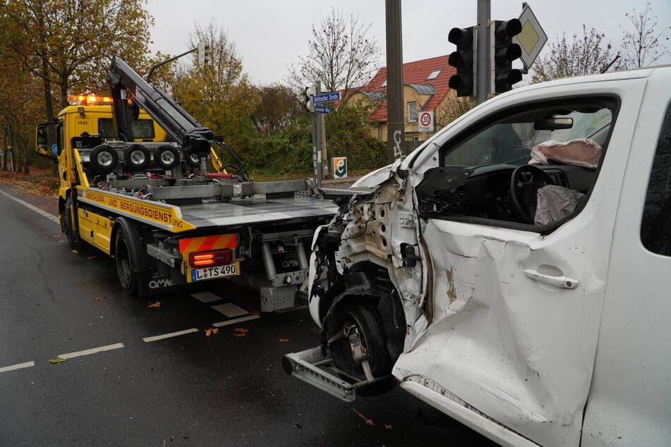 Die Schäden des Unfalls sind an dem Citroën klar zu sehen.