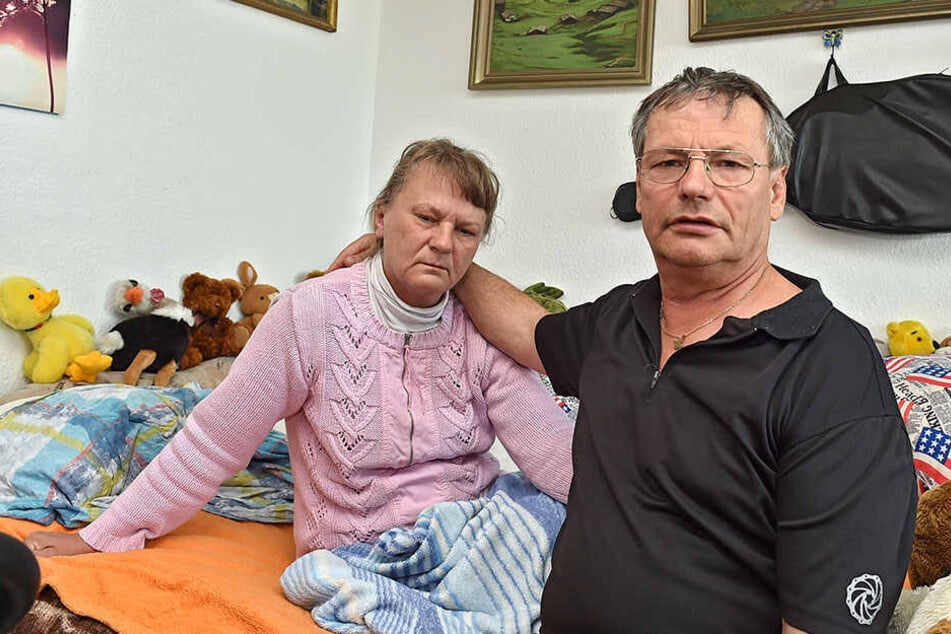 Hannelore (58) und ihr Mann Gerhard T. (65) aus Dresden ärgern sich über die Erniedrigung und das Verhalten der Deutschen Bahn nach dem Vorfall.