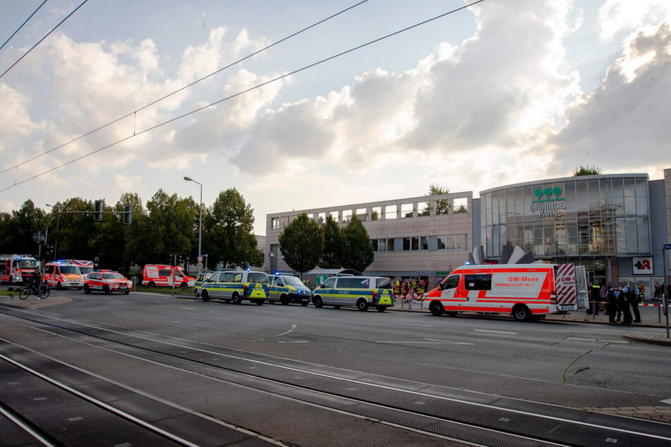 Das Einkaufszentrum wurde geräumt und gesperrt.