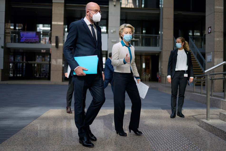 Ursula von der Leyen (62, CDU) tauscht sich nach der gemeinsamen Pressekonferenz mit dem Präsidenten des Europäischen Rates, Charles Michel (45), aus.