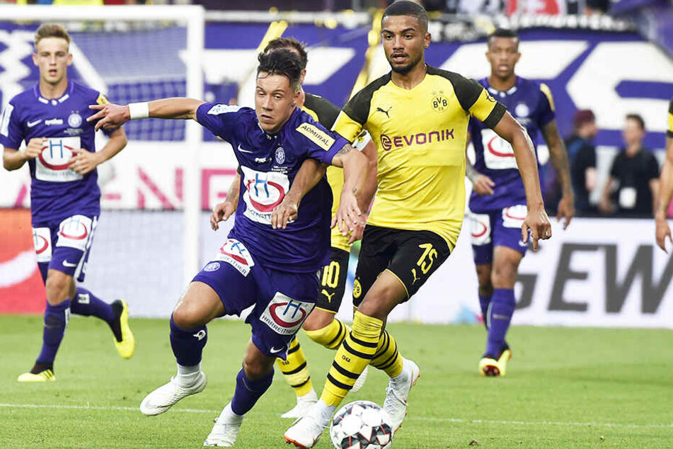 Jeremy Toljan (r.) wird Borussia Dortmund wohl verlassen und per Leihe zum schottischen Spitzenverein Celtic Glasgow wechseln.