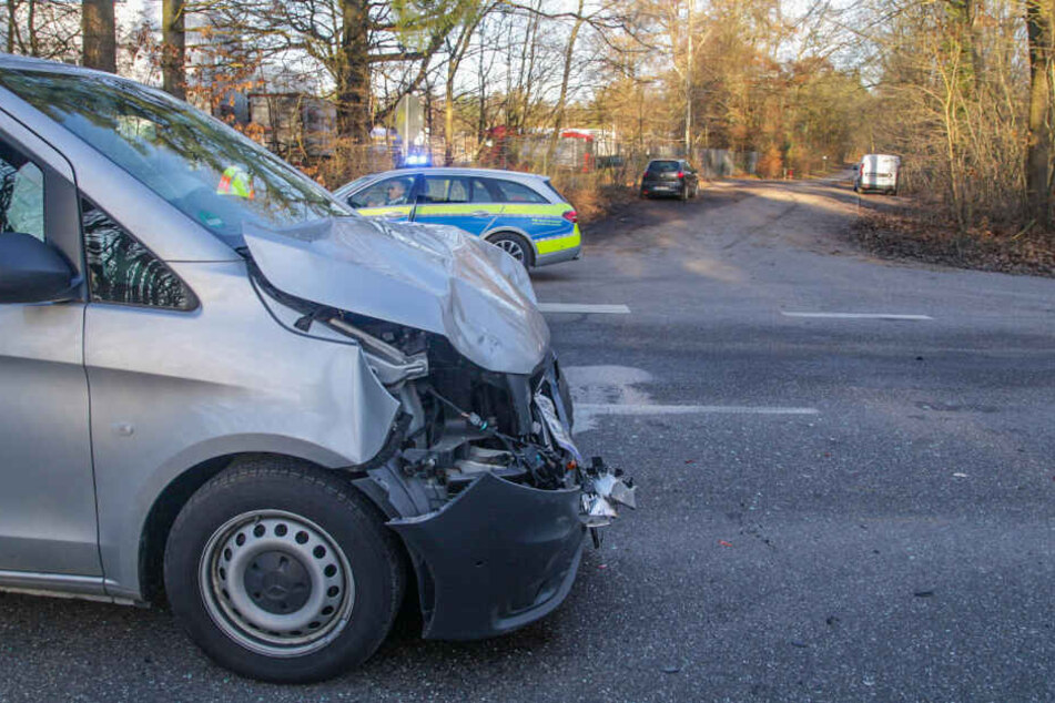 Der Fahrer des Mercedes-Transporter übersah offenbar den Bremsvorgang des Kleinwagens vor ihm.