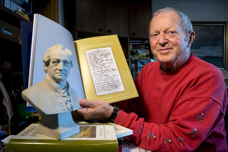 Stolz auf den Fund: Siegfried Arlt (81) zeigt die historischen Berichte über den Goethe-Besuch in Chemnitz.